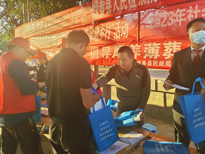 发放宣传资料.jpg