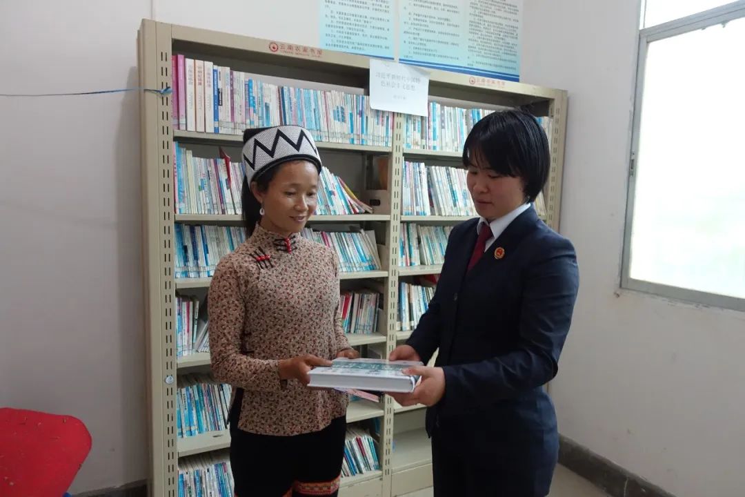 赠送普法书籍.jpg