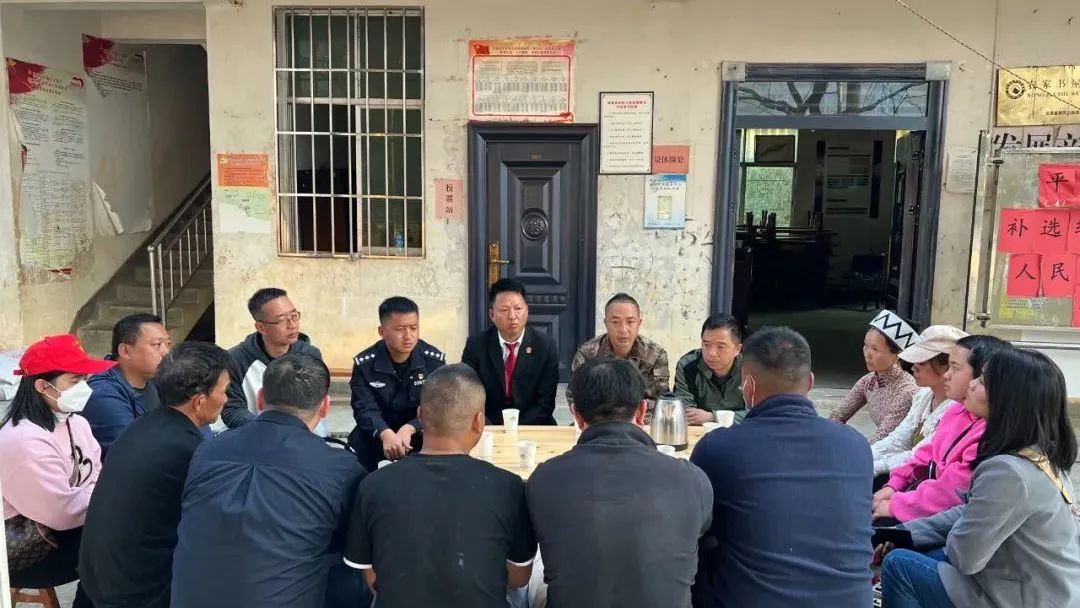 与村干部座谈交流.jpg